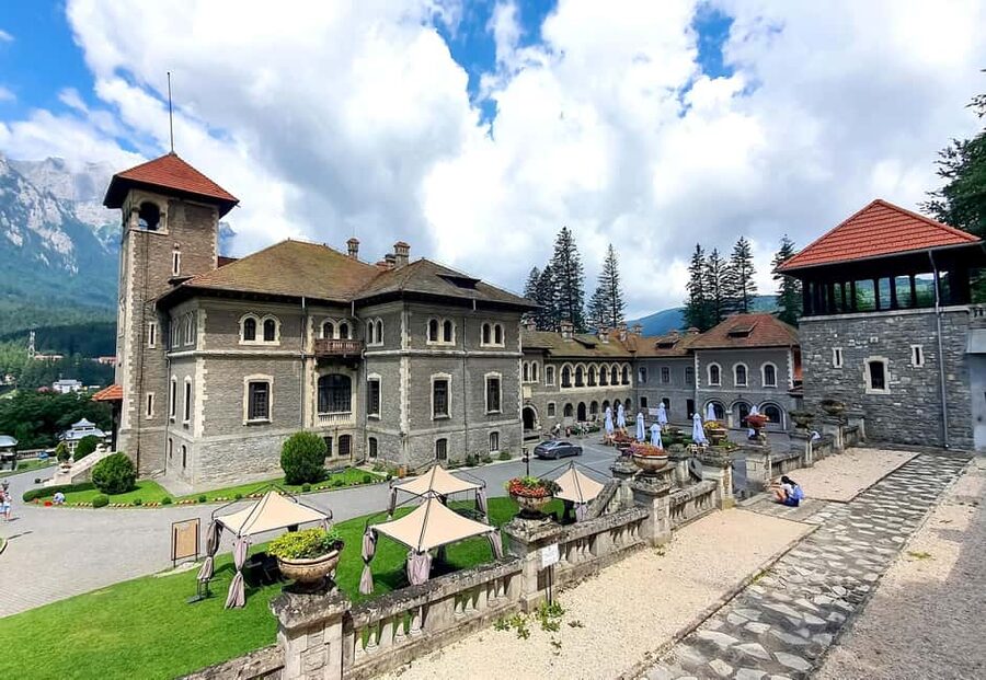 1-Day Minivan Tour 3 Castles: Peles, Wednesday & Dracula’s - What the guide and audio options add