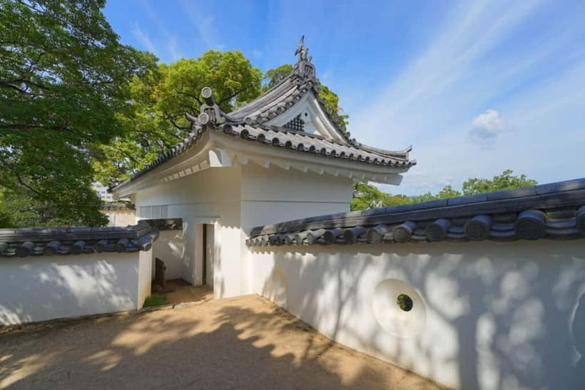 1-Day Tour from Okayama: Kurashiki, Gardens & Okayama Castle - Okayama Castle and its Crow Castle silhouette