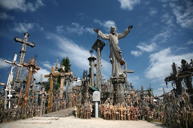 2 countries! Hill of Crosses, Rundale Palace and Bauska castle - At a glance