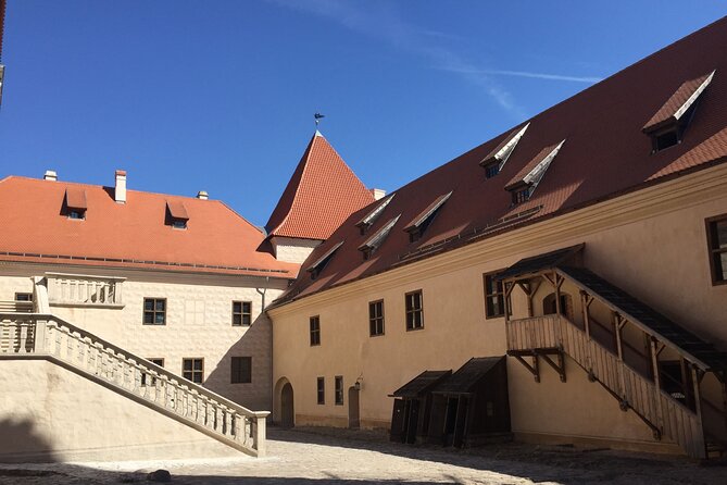 2 countries! Hill of Crosses, Rundale Palace and Bauska castle - Comfort, timing, and the small group setting