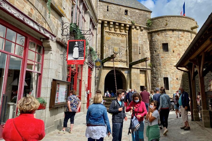 2-day Private D-Day Mont Saint-Michel 3 Castles by Mercedes - The long ride to Normandy
