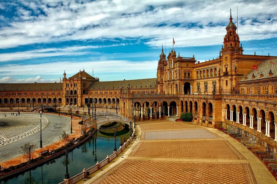 2-Hour Private Walking Tour in Alcazar of Seville - Meeting your guide in central Seville