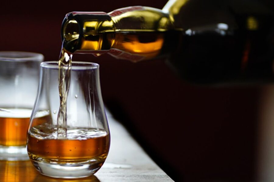 Aberdeen, Shire Castle & Distillery Private Group Day Tour - Whisky at Royal Lochnagar or Glen Garioch