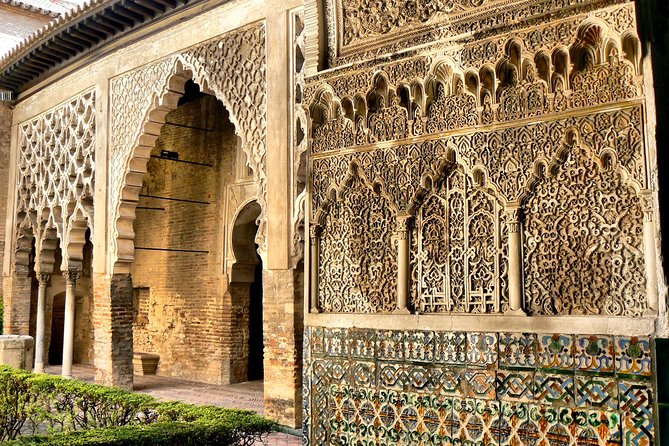 Alcazar and Cathedral of Seville Tour with Skip the Line Tickets - Seville Cathedral: scale first, detail second