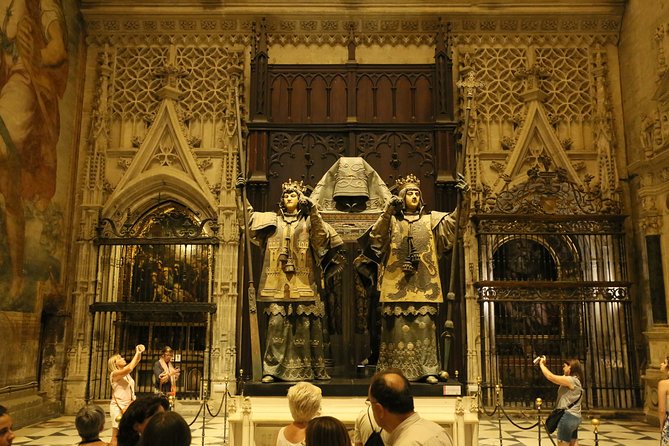 Alcazar and Cathedral Tour - Seville Cathedral: size, art, and a famous tower