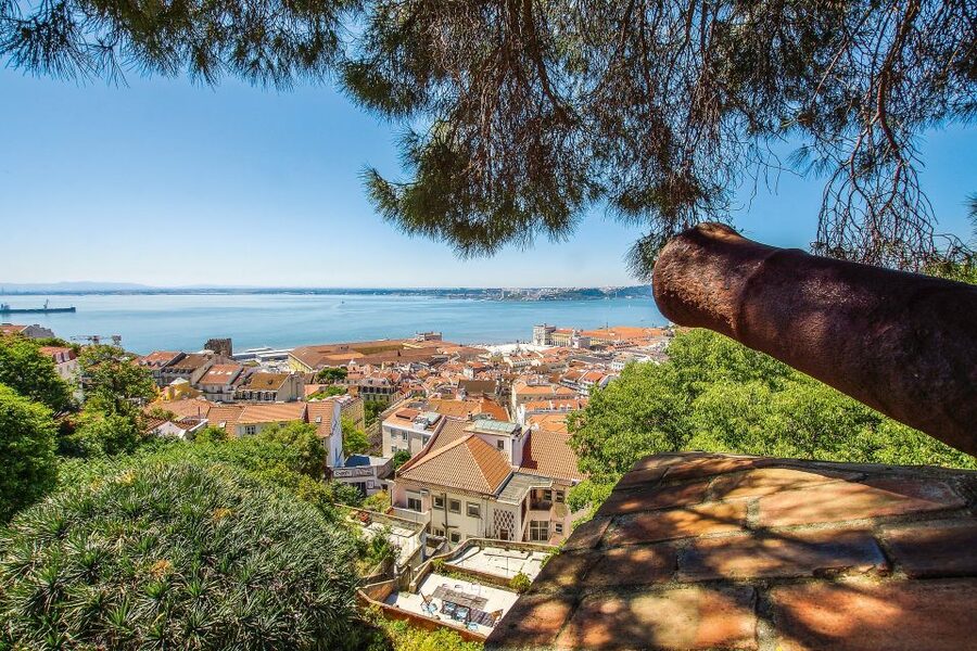 Alfama and the Castle of Saint George - Small Group Tour - Saint George’s Castle and its ancient defenses
