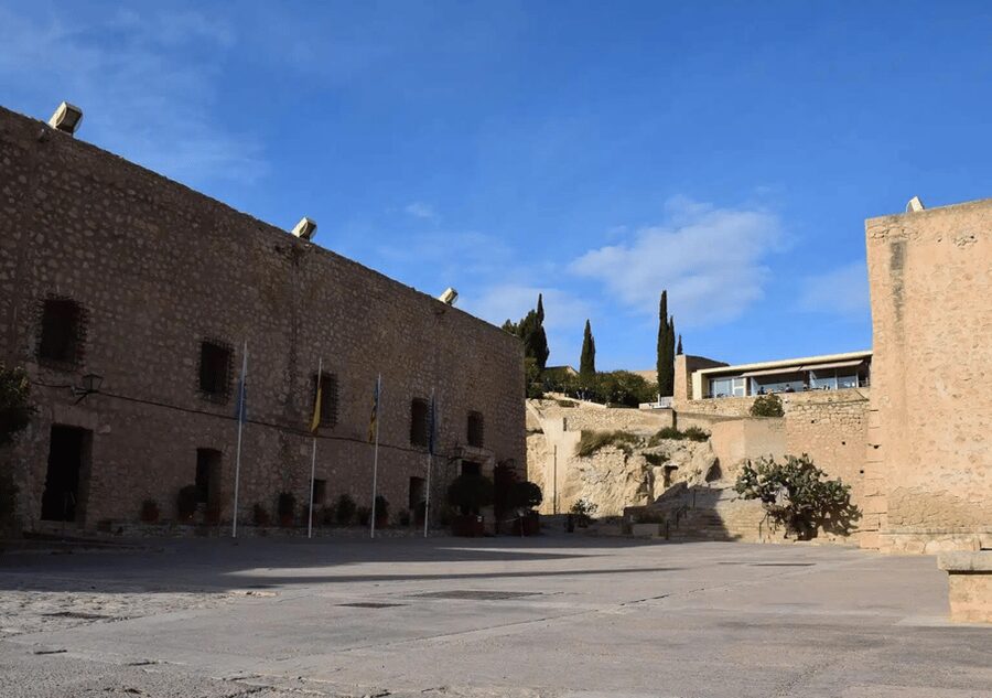 Alicante: Bullring and Castle Guided Tour with Taxi Transfer - The bullfighting museum’s art and costumes