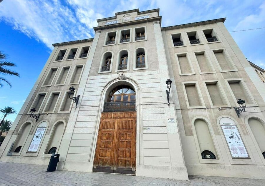 Alicante: Bullring and Castle Guided Tour with Taxi Transfer - Inside the ring, chapel, and bull pens