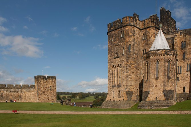 Alnwick Castle, Northumberland and Borders Tour with Admission - Alnwick Castle is the main event