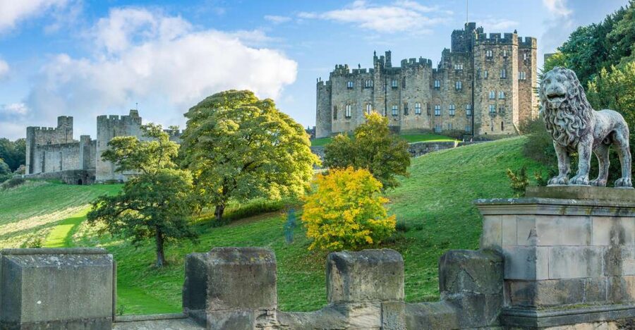 Alnwick Castle, Northumberland & Scottish Borders 1-Day Tour - Meeting the bus at the Burns Monument