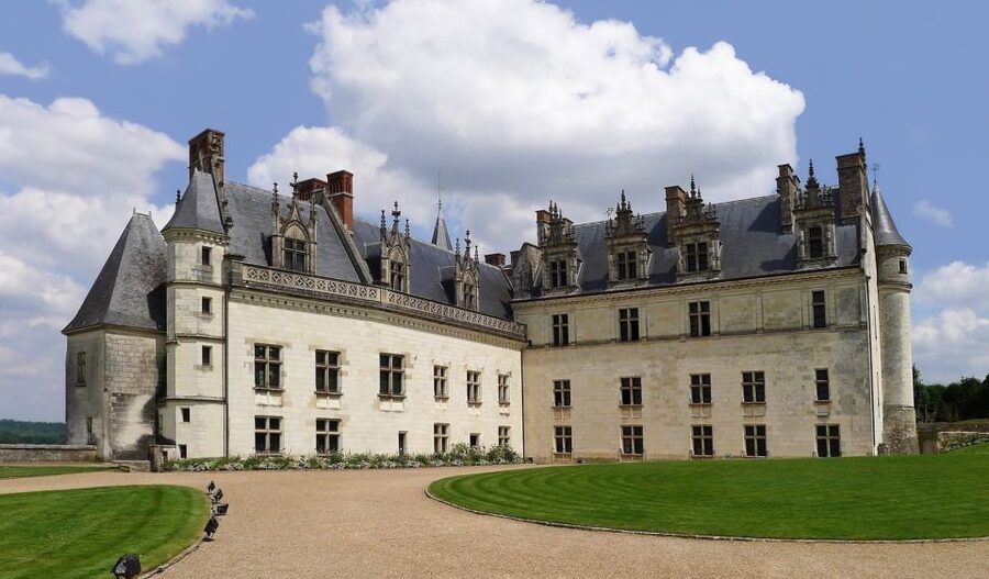 Amboise: Private Guided Tour of the Castle with Entry Ticket - What the $276 price means