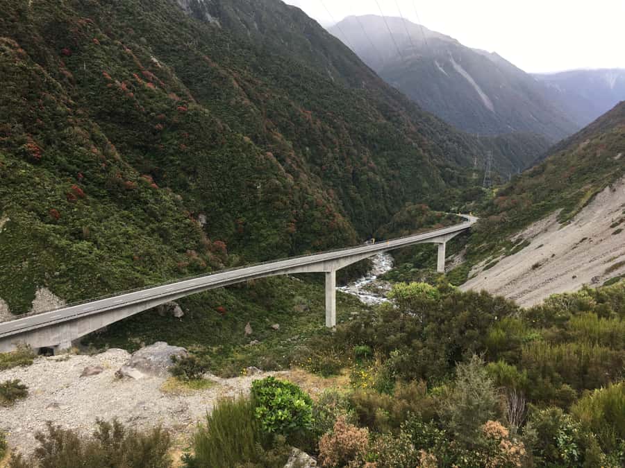 Arthur's Pass: TranzAlpine Train and Castle Hill Day Tour - Lake Pearson and the return through the mountains