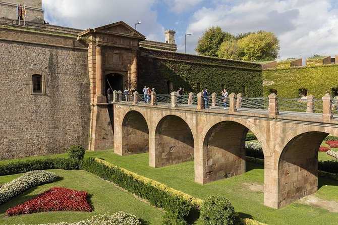 Barcelona Best Views: Old Town and Montjuic Castle Private Tour - Entering Montjuïc Castle and its dungeons