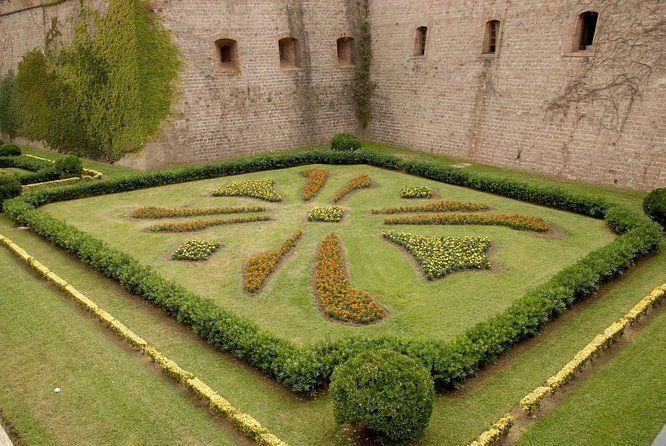 Barcelona: Old Town, Montjuic Castle, Cable Car Small Group Tour - Key points to know before booking