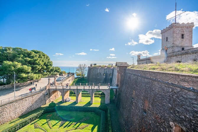 Barcelona: Old Town, Montjuic Castle, Cable Car Small Group Tour - Getting to Montjuïc by funicular and cable car