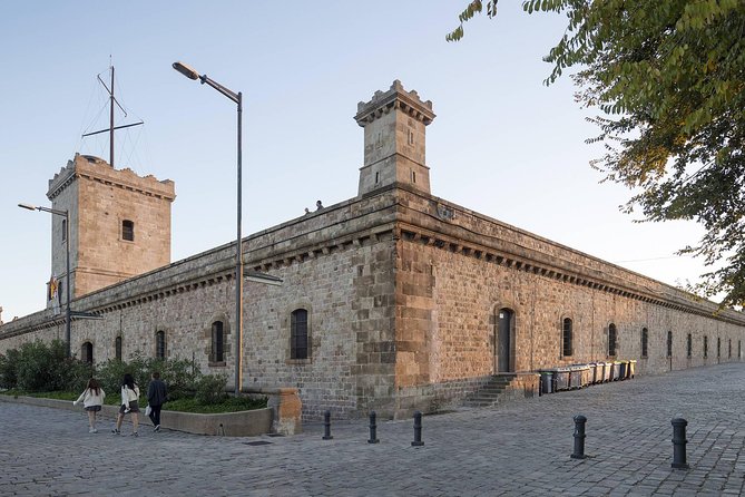Barcelona: Old Town, Montjuic Castle, Cable Car Small Group Tour - Parc de Montjuïc and the final return