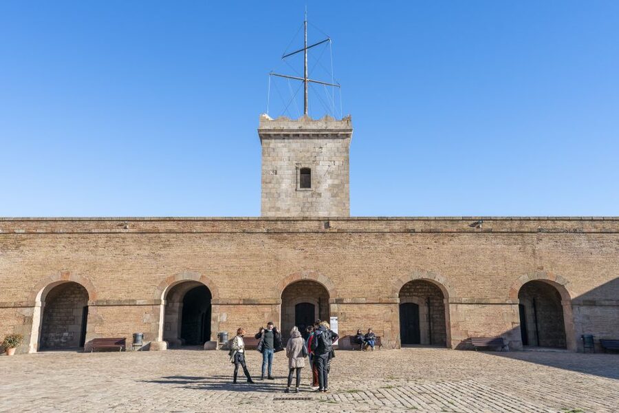 Barcelona: Walking tour with Montjuic Castle & Cable Car - The funicular and the climb toward Montjuïc
