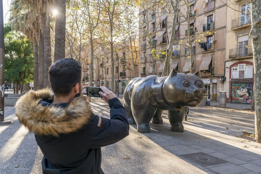 Barcelona: Walking tour with Montjuic Castle & Cable Car - Entering Montjuïc Castle and its dungeons
