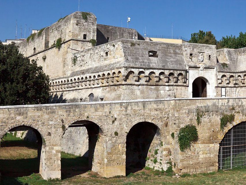Bari: Norman-Swabian Castle Guided Tour - Ceramic tableware from the east wing