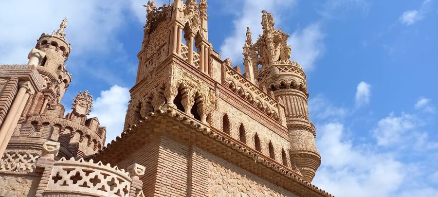 Benalmadena: Colomares Castle Tour with Entry Ticket - Following the Columbus story through stone