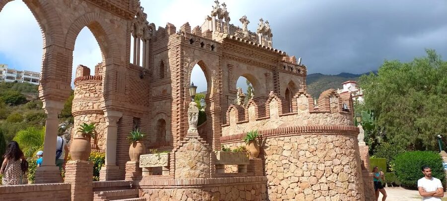 Benalmadena: Colomares Castle Tour with Entry Ticket - Access, stairs, and transport advice