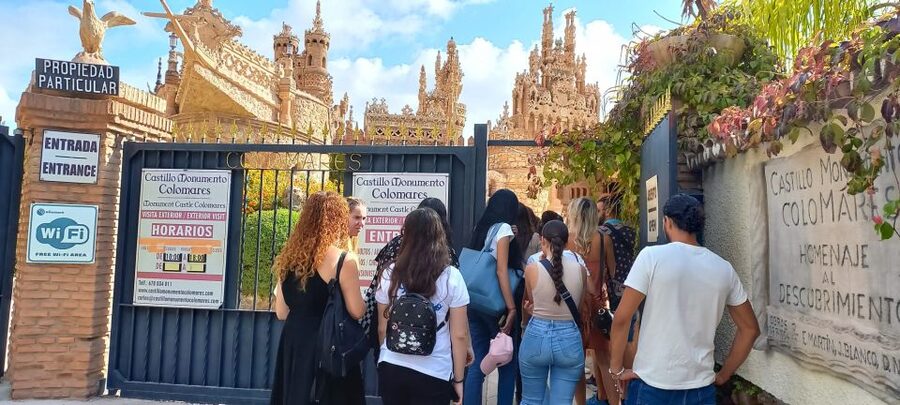 Benalmadena: Colomares Castle Tour with Entry Ticket - Meeting your guide at the entrance