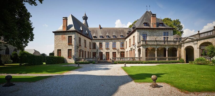 Bioul (near Dinant) : Château de Bioul Tour and Wine Tasting - Walking through vineyards and wine-making facilities