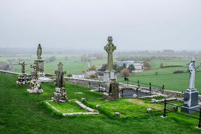 Blarney, Rock of Cashel & Cahir Castles Day Tour From Dublin - The Rock of Cashel: Ireland’s dramatic hilltop opening