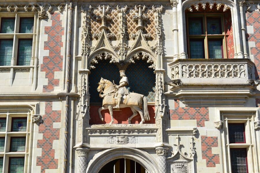Blois: Private Tour of Blois Castle with Entry Tickets - Meeting your guide at Place du Château