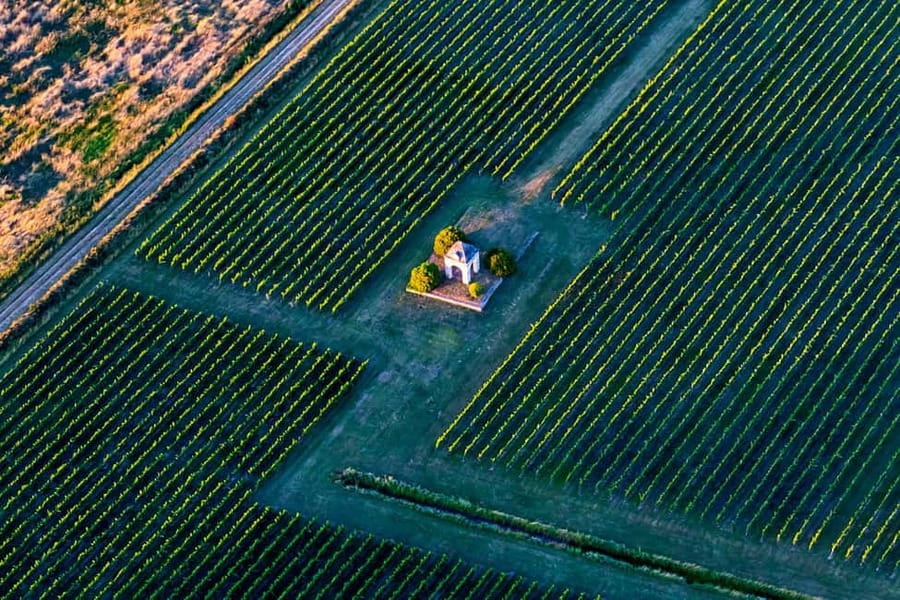 Bordeaux: Panoramic flight over vineyards and castles - Twenty minutes over the Gironde Department