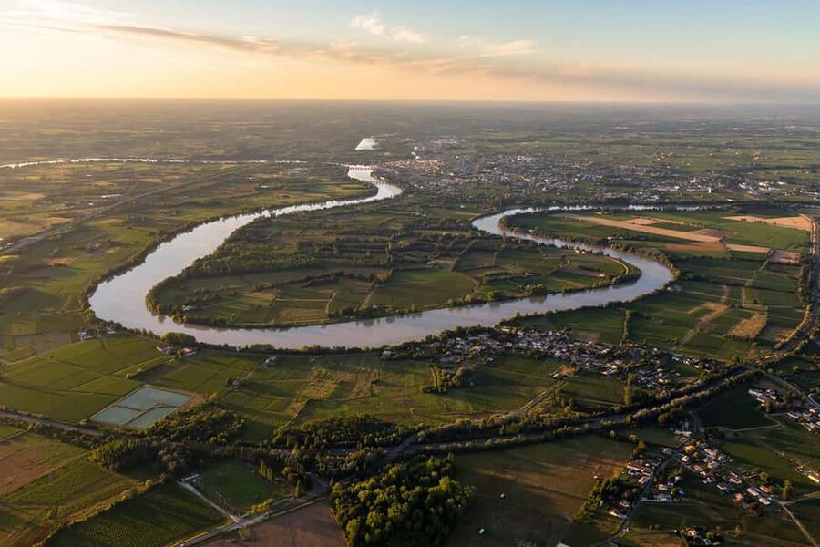Bordeaux: Panoramic flight over vineyards and castles - At Les Artigues de Lussac, the experience starts simply