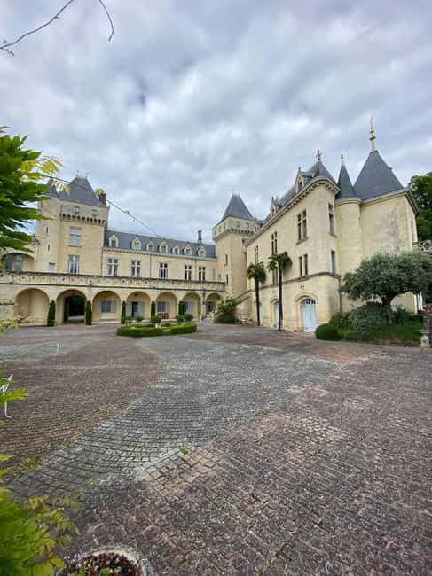 Bordeaux: Saint Emilion Village with Chateaus & Wine Tasting - Walking the medieval village