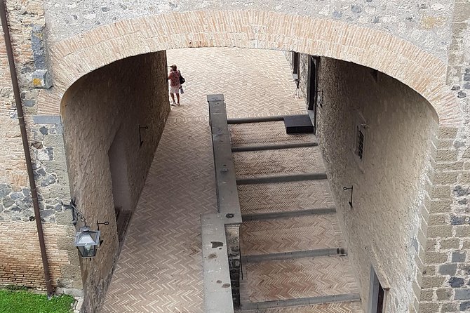 Bracciano: Odescalchi-Orsini ancient Castle Tour with Lunch - Who should book this Bracciano day trip?