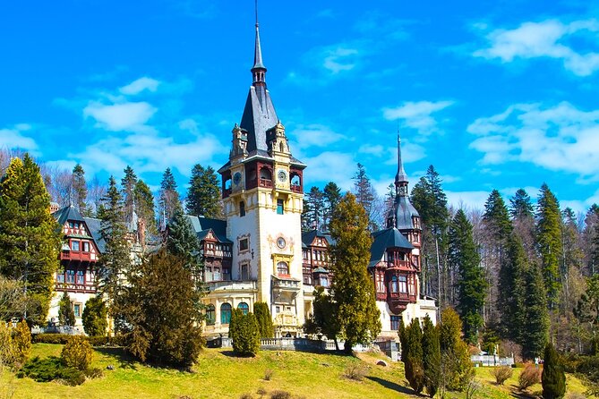 Bran Castle, Peles Castle and Brasov from Bucharest - Peles Castle and the morning rush in Sinaia