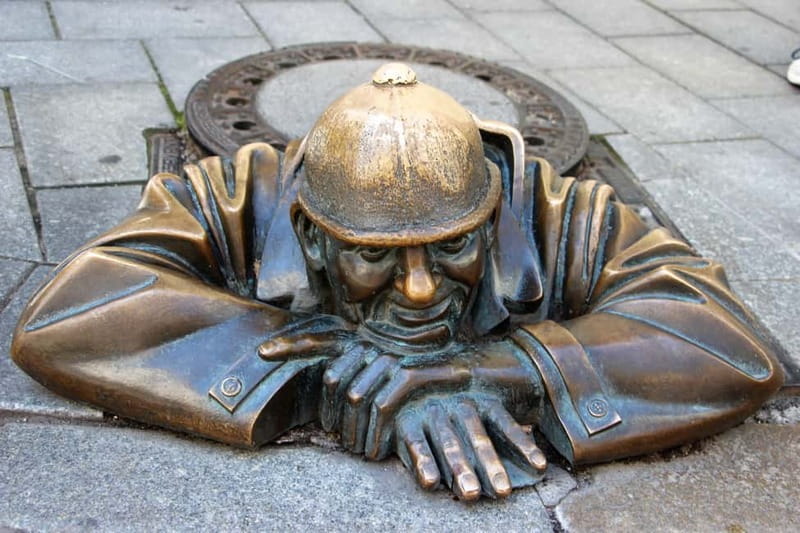 Bratislava Highlights: Old Town & Castle Walking Tour - Bratislava Castle and its Baroque garden