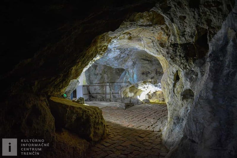 Bratislava/Slovakia: Trencin Castle, Piestany Spa, Monastery - The optional thermal stop at Trenčianske Teplice