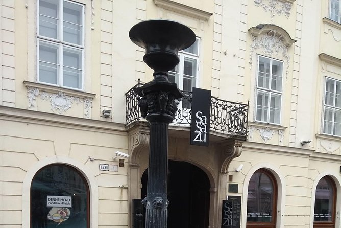 Bratislava walk tour with bonuses and castle 3€ + Tip, kids free - Čumil and Schöne Náci in three-minute snapshots