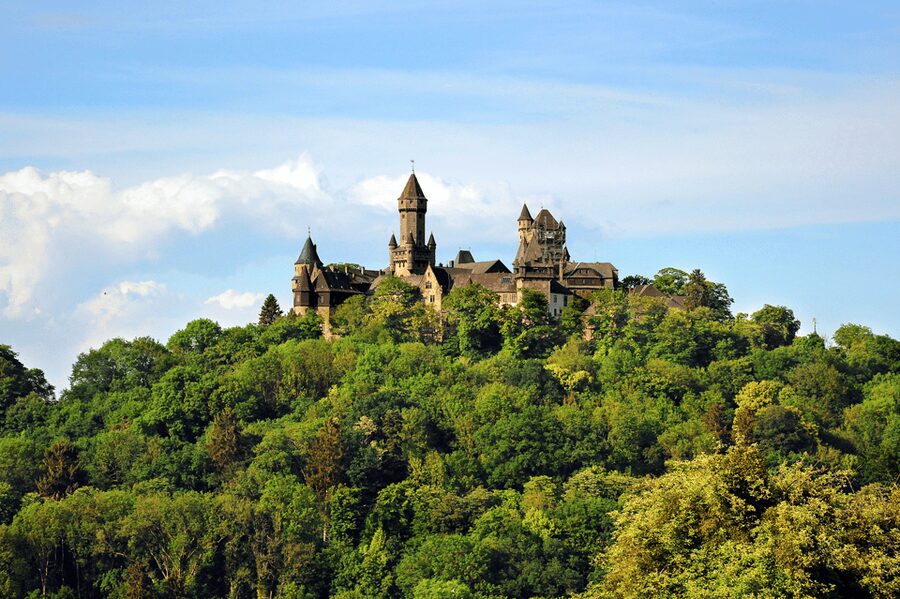 Braunfels: Guided Tour of the Fairytale Castle Braunfels - The Knight’s Hall and its long line of arms