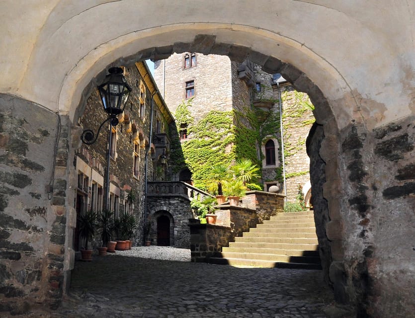 Braunfels: Guided Tour of the Fairytale Castle Braunfels - Starting in the courtyard