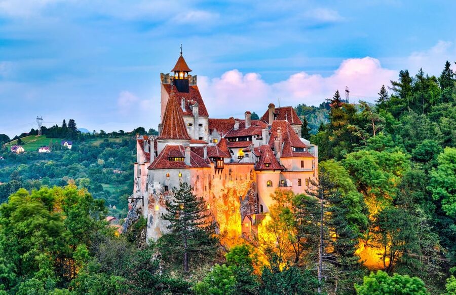Bucharest : Day Trip Dracula's Castle ,Peles Castle & Brașov - Bran Castle: separating Dracula from the building