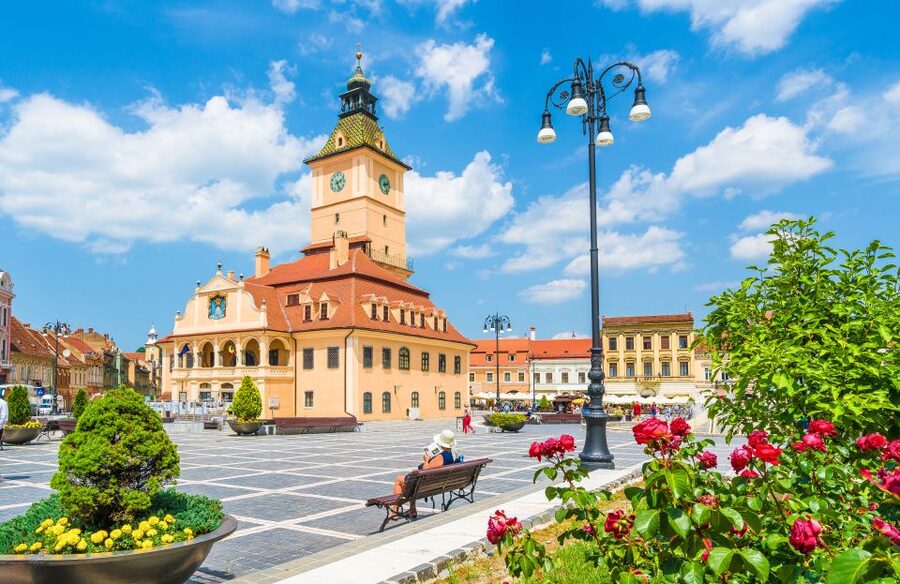 Bucharest: Dracula Castle, Peles Castle & Brasov Guided Tour - Brașov’s old center in a short window