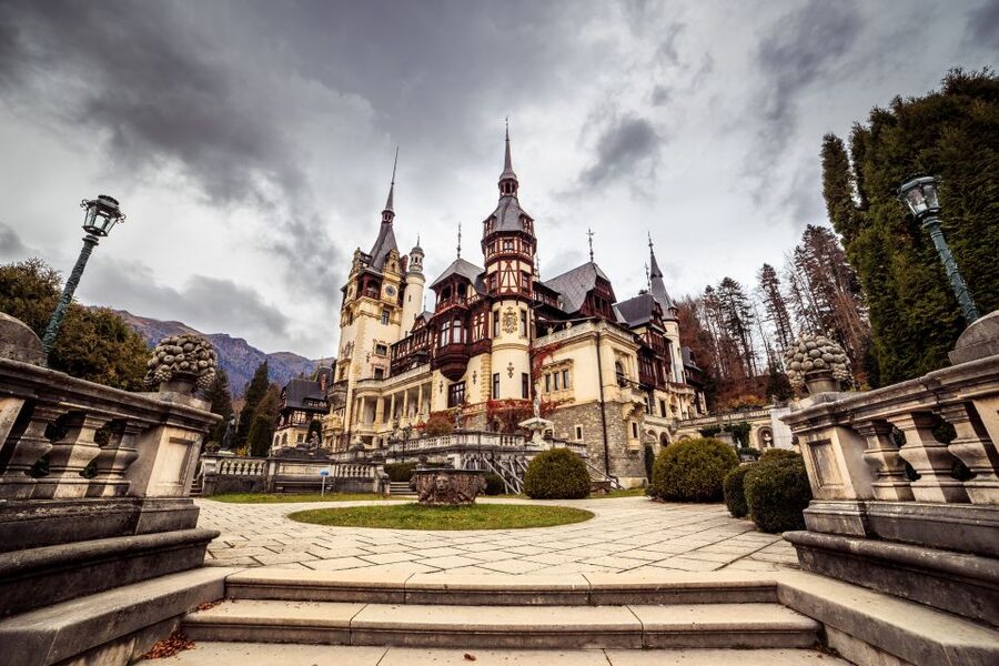 Bucharest: Dracula Castle, Peles Castle & Brasov Guided Tour - What the guides add to the day