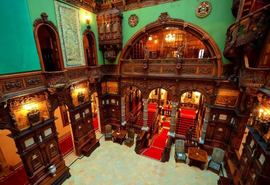 Bucharest: Dracula's Castle, Peleș Castle & Brașov Day Trip - Meeting at University Square at 7 AM