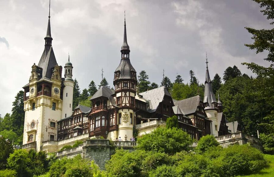 Bucharest: Peles Castle, Bran Castle & Brașov Day Tour - Bran Castle and the Dracula question