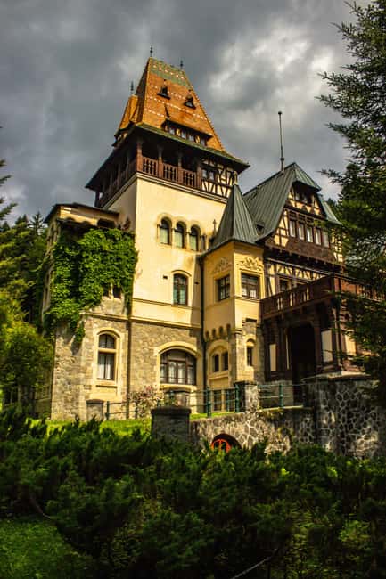 Bucharest: Peles Castle, Bran Castle & Brașov Day Tour - Brașov’s medieval center and Black Church