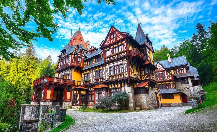 Bucharest: Peles Castle, Bran Castle, & Brasov Old Town Tour - The early ride to Sinaia and Peleș Castle