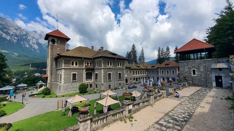 Bucharest : Wednesday, Dracula & Peles 3 Castles Tour 1 Day - Guides, languages, and the small-group advantage