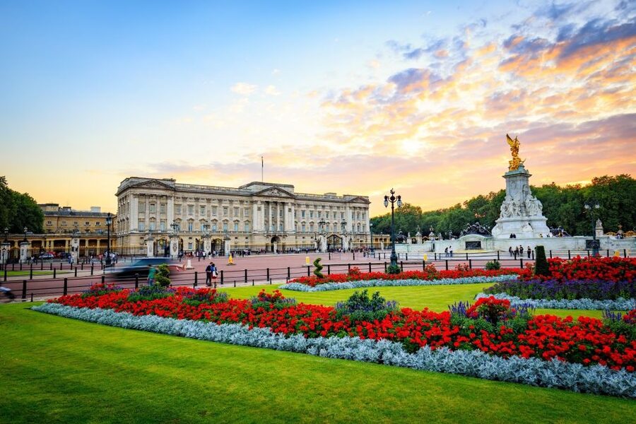 Buckingham Palace & Windsor Castle: Full-Day Tour - Two royal residences, two very different moods
