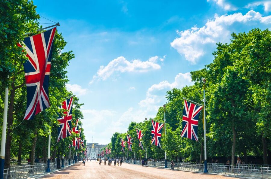 Buckingham Palace & Windsor Castle: Full-Day Tour - Buckingham Palace and its rare summer opening