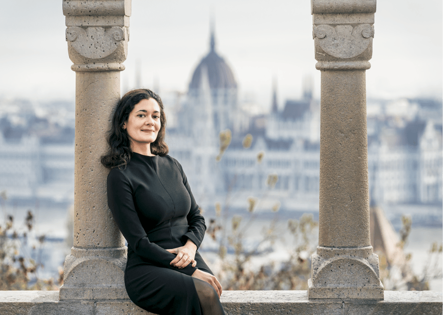 Buda Castle: Group photoshoot with a local guide - Morning or night: choosing the right look